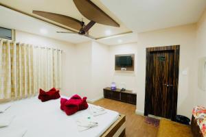Katil atau katil-katil dalam bilik di Near Daragh Kaaynat Mahal Ajmer
