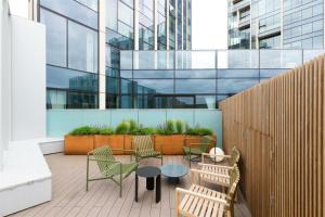 un patio con sillas y mesas y un edificio en Greenwich- The O2 en Londres