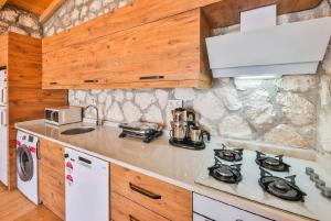 Η κουζίνα ή μικρή κουζίνα στο Begonvilla Stone