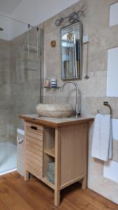 Ένα μπάνιο στο La Maisonnette, ancienne bergerie avec accès au jardin