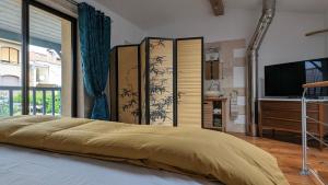 Ένα ή περισσότερα κρεβάτια σε δωμάτιο στο La Maisonnette, ancienne bergerie avec accès au jardin