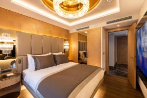 TV a/nebo společenská místnost v ubytování Merit Starlit Hotel & Residences