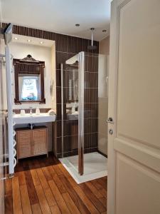 La salle de bains est pourvue d'une douche et d'un lavabo. dans l'établissement Apartment Exclusive View Cvjetni trg, à Zagreb