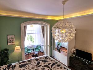 Habitación con lámpara de araña y sala de estar. en Apartment Exclusive View Cvjetni trg en Zagreb