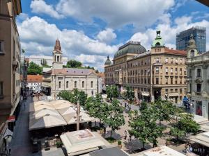 - une vue sur une rue de la ville avec de nombreux bâtiments dans l'établissement Apartment Exclusive View Cvjetni trg, à Zagreb