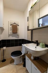 マルセイユにあるLe cosyのバスルーム(洗面台、トイレ、鏡付)