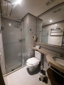 uma casa de banho com um chuveiro, um WC e um lavatório. em Flat Hotel Internacional Ibirapuera 2534 em São Paulo