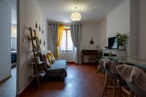 ein Wohnzimmer mit einem Sofa und einem Tisch in der Unterkunft Le cosy in Marseille