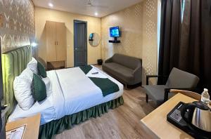 新德里的住宿－Nidra Hotel，酒店客房配有一张床、一把椅子和一张书桌