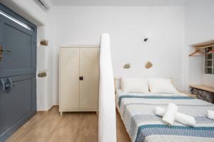 1 dormitorio con 2 camas y armario en Feel the Serenity 2 en Galini