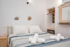 1 dormitorio con 1 cama con toallas en Feel the Serenity 2, en Galini