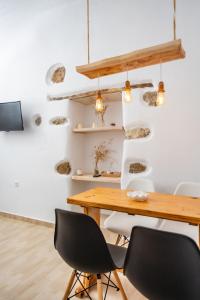 - une salle à manger avec une table et des chaises en bois dans l'établissement Feel the Serenity 2, à Galini