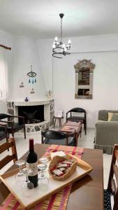 - un salon avec une table et des verres à vin dans l'établissement Arco In Pietra, à Apolakkiá