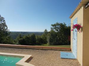 una vista desde el lado de una casa con piscina en La Pierre rouge, en Floressas