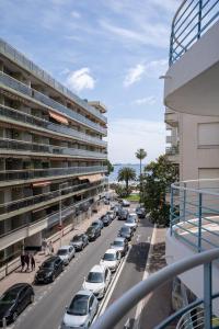 una calle con coches estacionados en un estacionamiento en Studio à 1min des plages, Juan les Pins, en Antibes