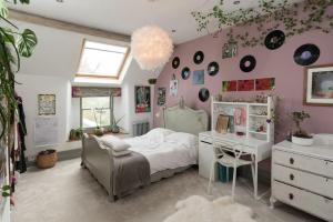Cold AshtonにあるBohemian Luxury House - Beautiful View - 10min to Bathのベッドルーム1室(ベッド1台、デスク、デスク付)