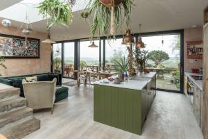 Cold AshtonにあるBohemian Luxury House - Beautiful View - 10min to Bathのキッチン、リビングルーム(緑の島付)