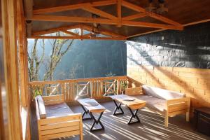 Balkoni atau teres di Silentwoods Homestay