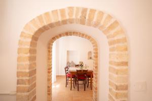 a kitchen and dining room with an archway at La casetta in Tortoreto Lido