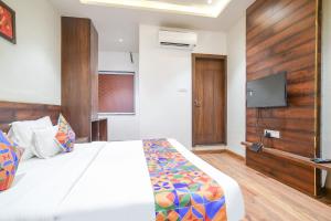 TV i/ili multimedijalni sistem u objektu FabHotel Awadhvue