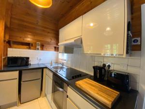 Kuchyň nebo kuchyňský kout v ubytování Hunters Hideaway-Hot Tub-Wiltshire-Groups + 35 fotografií