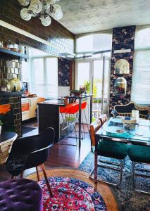 - une cuisine avec une table et des chaises dans la chambre dans l'établissement Duplex Atypique à Bruxelles, à Bruxelles