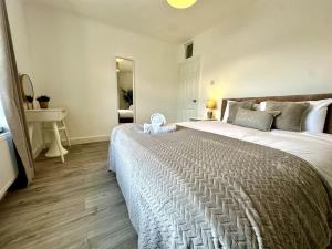 a bedroom with a large bed and a desk at 2 Bedroom City Centre House - Pet Friendly - Free Parking in Cardiff