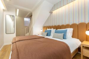 En eller flere senge i et værelse på Designer Retreat- Newly remodelled 1 bedroom apt