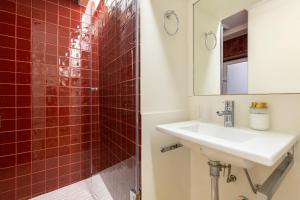 Et badeværelse på Designer Retreat- Newly remodelled 1 bedroom apt + 17 billeder