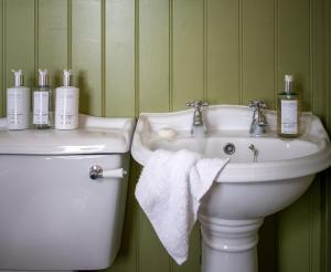 La salle de bains est pourvue d'un lavabo, de toilettes et d'un bidet. dans l'établissement The Golden Lion at Settle, à Settle