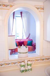 una mesa con un pastel en la sala de estar en House via Orlandi for 5 people en Anacapri