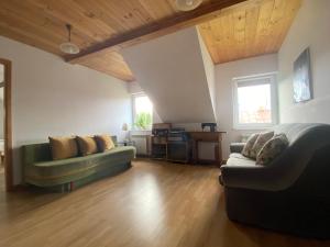 Część wypoczynkowa w obiekcie Riverside Stay at Stary Rynek - billiards, foosball and arcade games