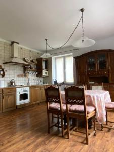 Kuchnia lub aneks kuchenny w obiekcie Riverside Stay at Stary Rynek - billiards, foosball and arcade games