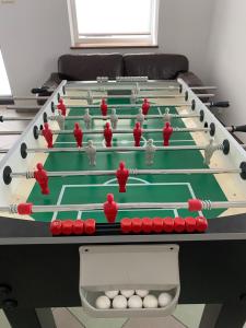 una mesa de futbolín con bolas rojas. en Komfortowy Dom Bilard, Piłkarzyki, Gry Arcade en Goniadz
