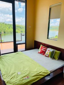 Postel nebo postele na pokoji v ubytování BAO LOC EEL Farm