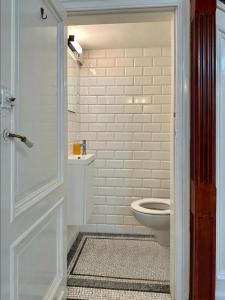 baño con aseo y puerta de cristal en Your homestay in a bibliophile mansion, en Amberes