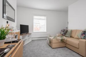 Et tv og/eller underholdning på Fredo's Apartment - 1 bed, Free Parking, Wi-Fi, Hospital