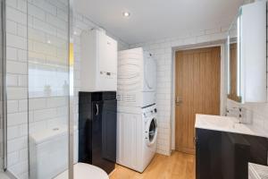 Et badeværelse på Fredo's Apartment - 1 bed, Free Parking, Wi-Fi, Hospital + 16 billeder