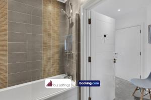 W łazience znajduje się prysznic ze szklanymi drzwiami. w obiekcie Cosy Modern Stay at St Mary's Nest Apartment By Your Lettings Short Lets & Serviced Accommodation Peterborough With Free WiFi and Parking w mieście Huntingdon