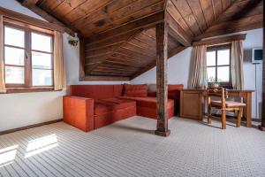 sala de estar con sofá rojo y escritorio en Chalet White Fang, en Bansko