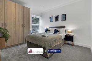 Cosy Modern Stay at St Mary's Nest Apartment By Your Lettings Short Lets & Serviced Accommodation Peterborough With Free WiFi and Parking tesisinde bir odada yatak veya yataklar