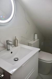 un bagno bianco con lavandino e WC di Moradia do Sal Albufeira - Vacation House near the Beach ad Albufeira Altre 23 foto
