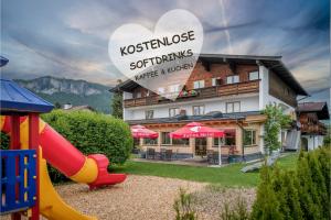 hotel z placem zabaw przed budynkiem w obiekcie Familienhotel Central w mieście Sankt Johann in Tirol