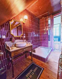 a bathroom with a tub and a sink and a mirror at Domaine Le Clos de la Source - Petit déjeuner buffet in Montrichard