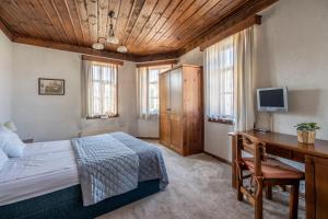 1 dormitorio con 1 cama y escritorio con ordenador en Chalet White Fang, en Bansko