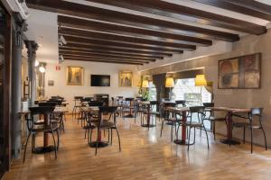 une chambre avec des tables et des chaises dans un bâtiment dans l'établissement Hotel Suizo, à Barcelone