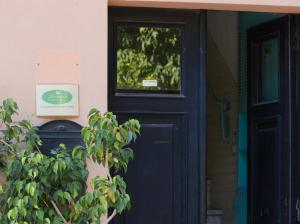 una puerta azul de una casa con una planta en Appartamento Rosso Buoni e Cattivi, en Cagliari