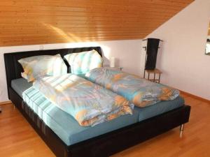 un lit avec deux oreillers dessus dans une chambre dans l'établissement Huis op de Sonnberg - Sauna, à Auggen