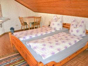 two beds in a room with a table at Berghaus Oberleitner - peace and relaxation in Neureichenau