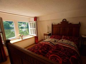 トラーベン・トラーバッハにあるOud Veerhuis anno 1633の大きなベッドと2つの窓がある寝室